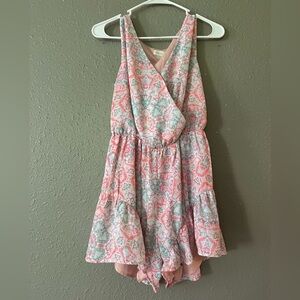Decree Size M Woman’s Pink and White Floral Lined V Neck Romper NWOT